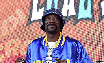 Рэпер Снуп Догг пронес олимпийский огонь в перед началом Игр