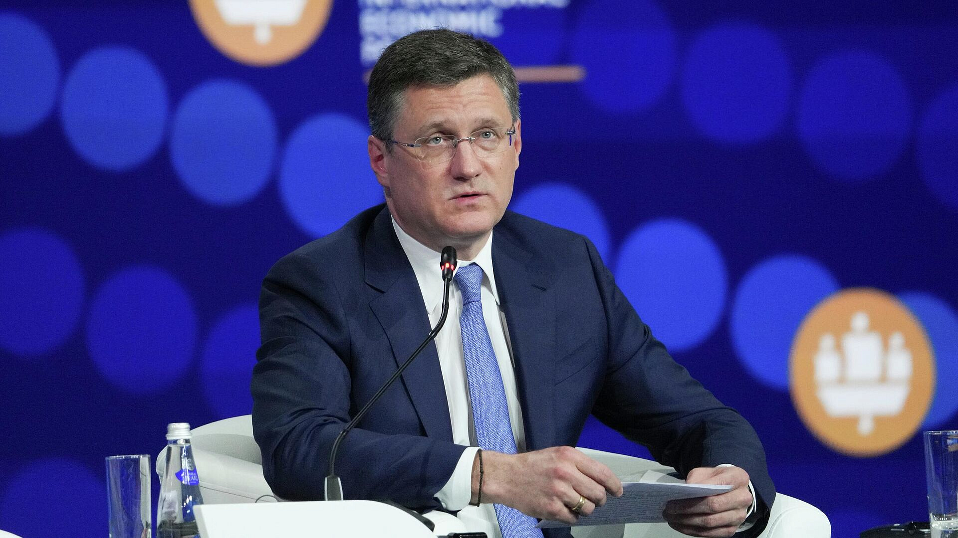 Новак провел совещание по текущей ситуации в экономике