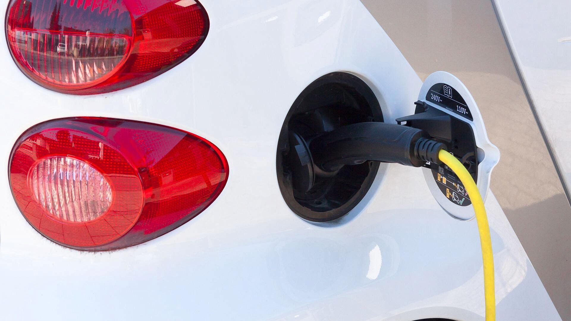 Стоимость зарядки электромобиля в России ниже заправки, посчитали эксперты