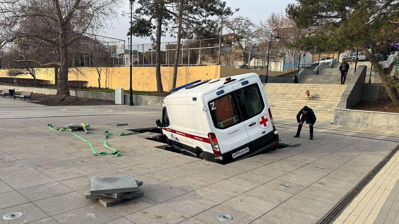 В Крыму скорая провалилась в фонтан