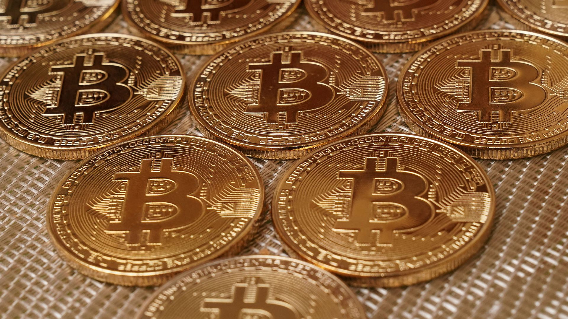 Стоимость биткоина превысила 77 тысяч долларов впервые с 26 мая