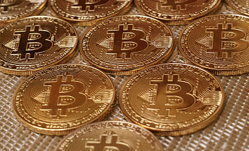 Стоимость биткоина превысила 77 тысяч долларов впервые с 26 мая