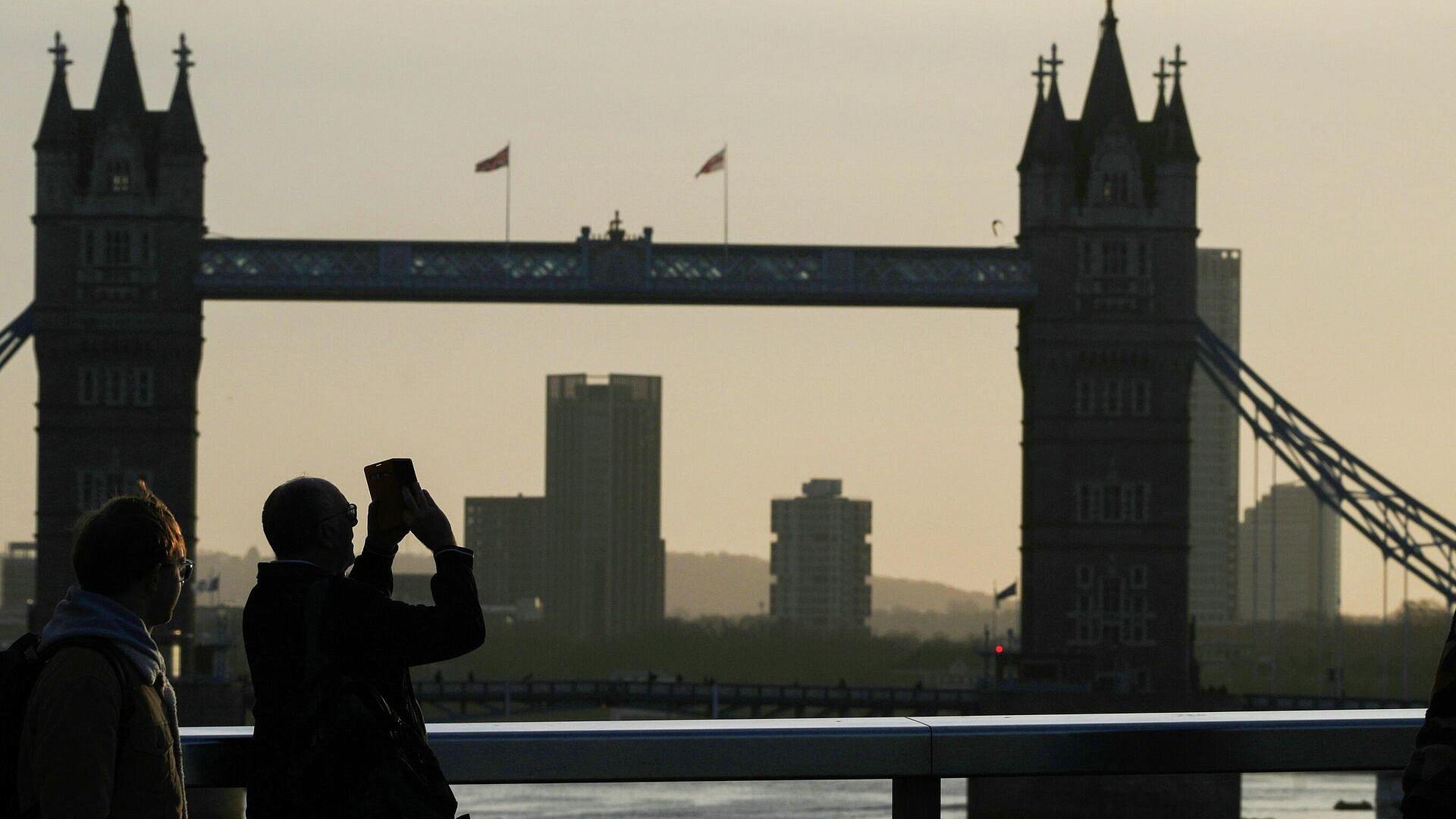 "Как им удалось?" В Британии началась паника после неожиданного хода Ирана