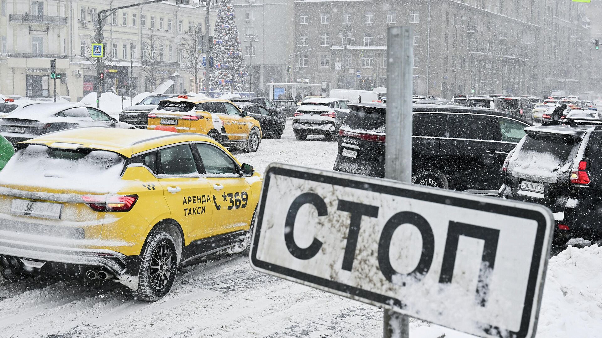 Поездки на такси по Москве вечером могут стать вдвое дольше из-за снега