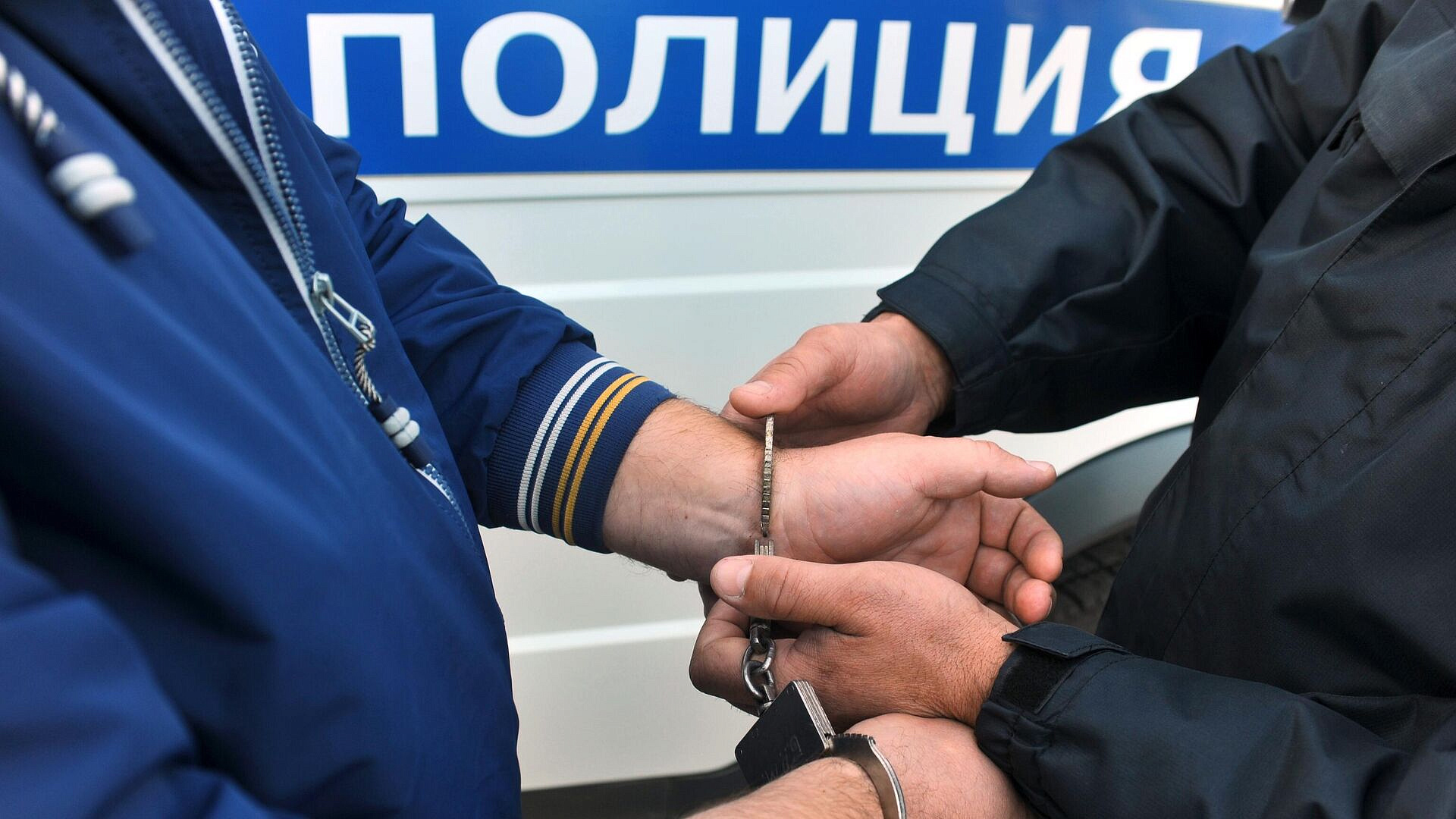 Пассажира, вытолкнувшего проводницу из поезда, задержали и передали полиции
