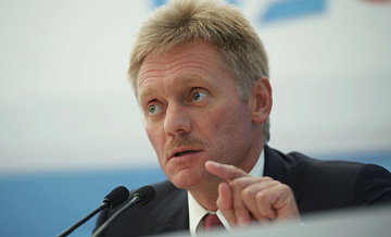 Россия не попала под новые американские пошлины, заявил Песков