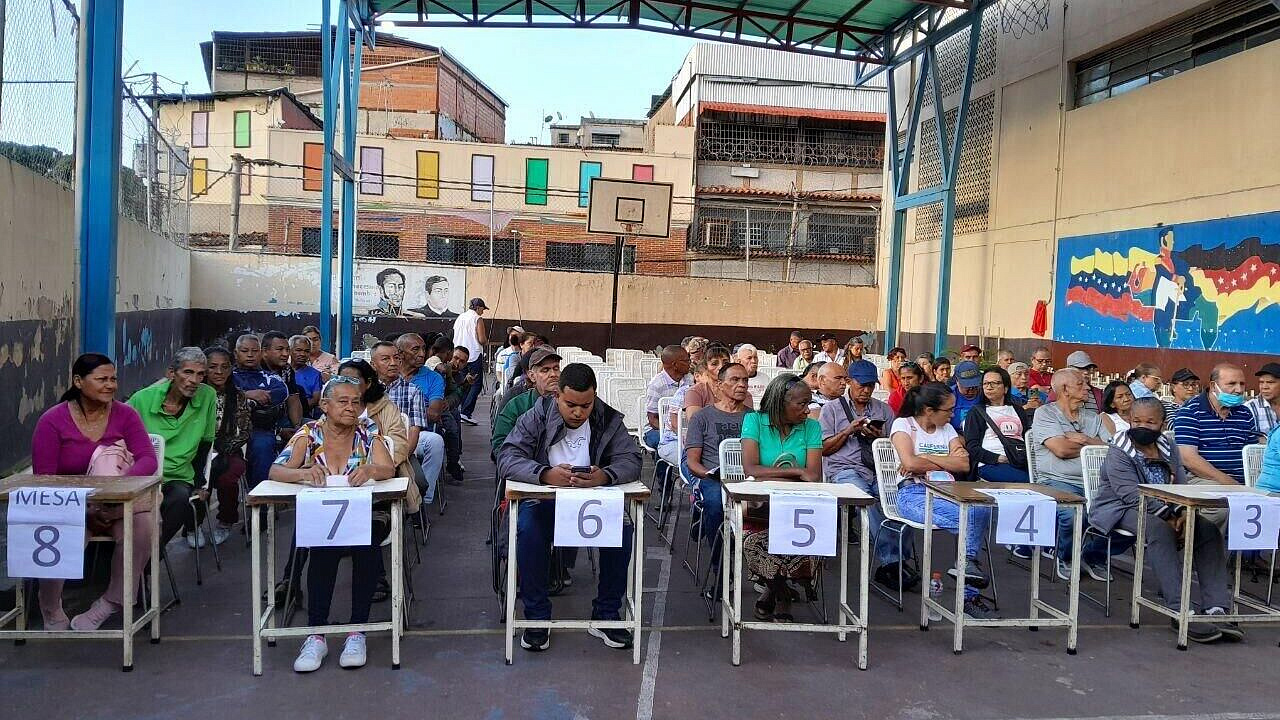 В Венесуэле начали закрываться избирательные участки