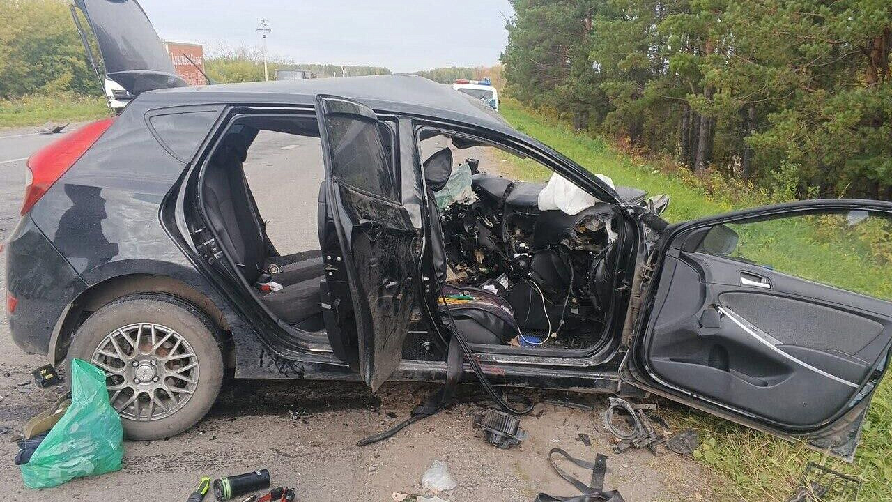 В Омске легковушка столкнулась с грузовиком, погиб человек