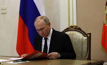 Президент Путин продлил меры по противодействию введения потолка цен на нефть