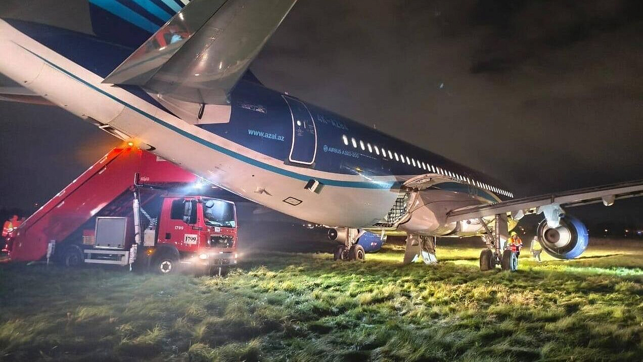 Лайнер, экстренно севший в "Пулково", был исправен, заявила компания AZAL