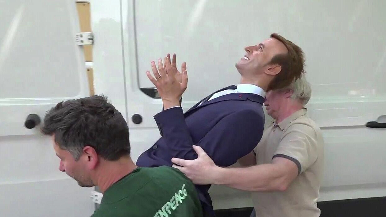 Greenpeace пообещал вернуть похищенную скульптуру Макрона