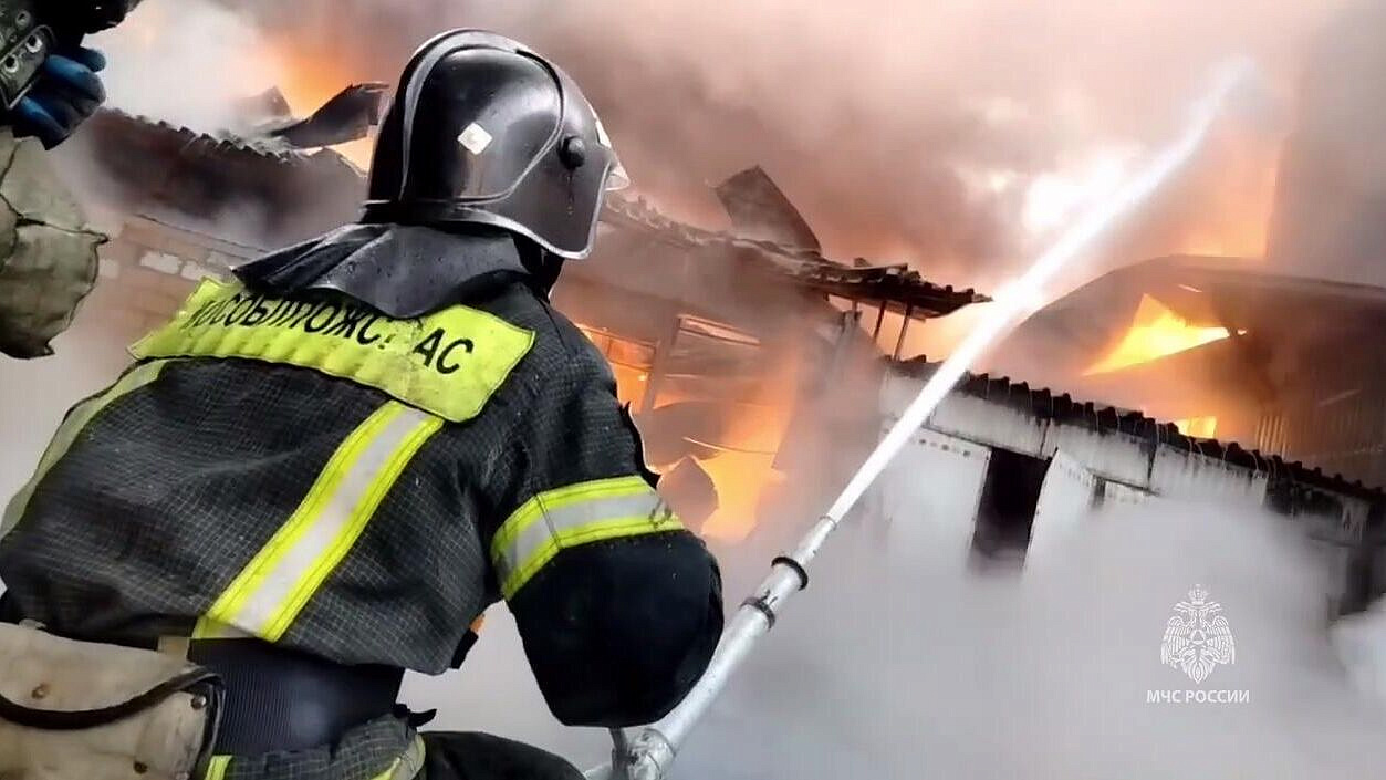 В курском селе после удара беспилотника по предприятию начался пожар