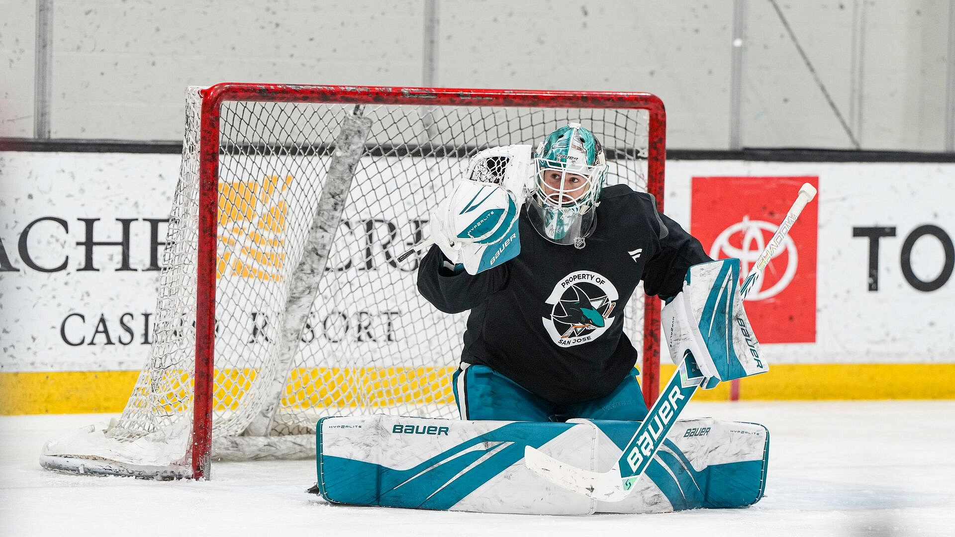 Вратарь "Сан-Хосе" Аскаров пропустит матч НХЛ против "Бостона" из-за травмы