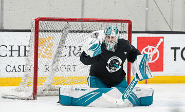 Вратарь "Сан-Хосе" Аскаров пропустит матч НХЛ против "Бостона" из-за травмы