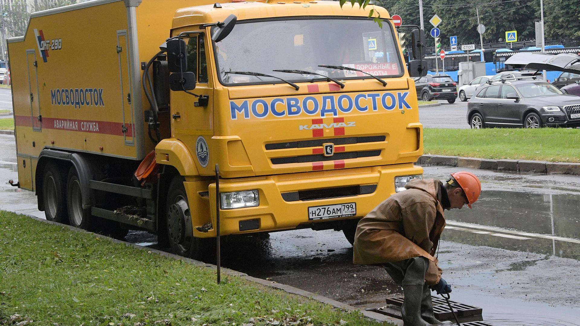 "Мосводосток" дежурит на улицах столицы на фоне непогоды