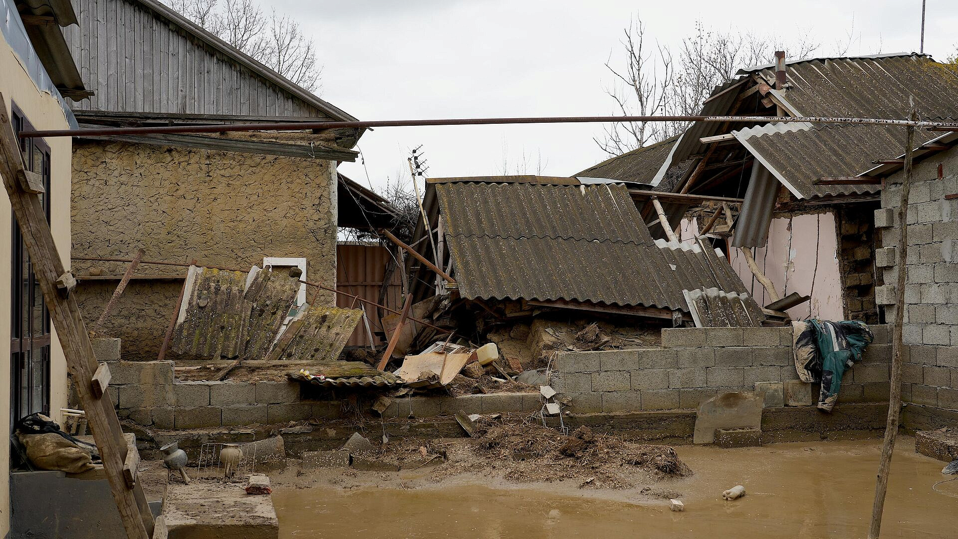 Жители Дагестана начали получать выплаты за утрату имущества от наводнений