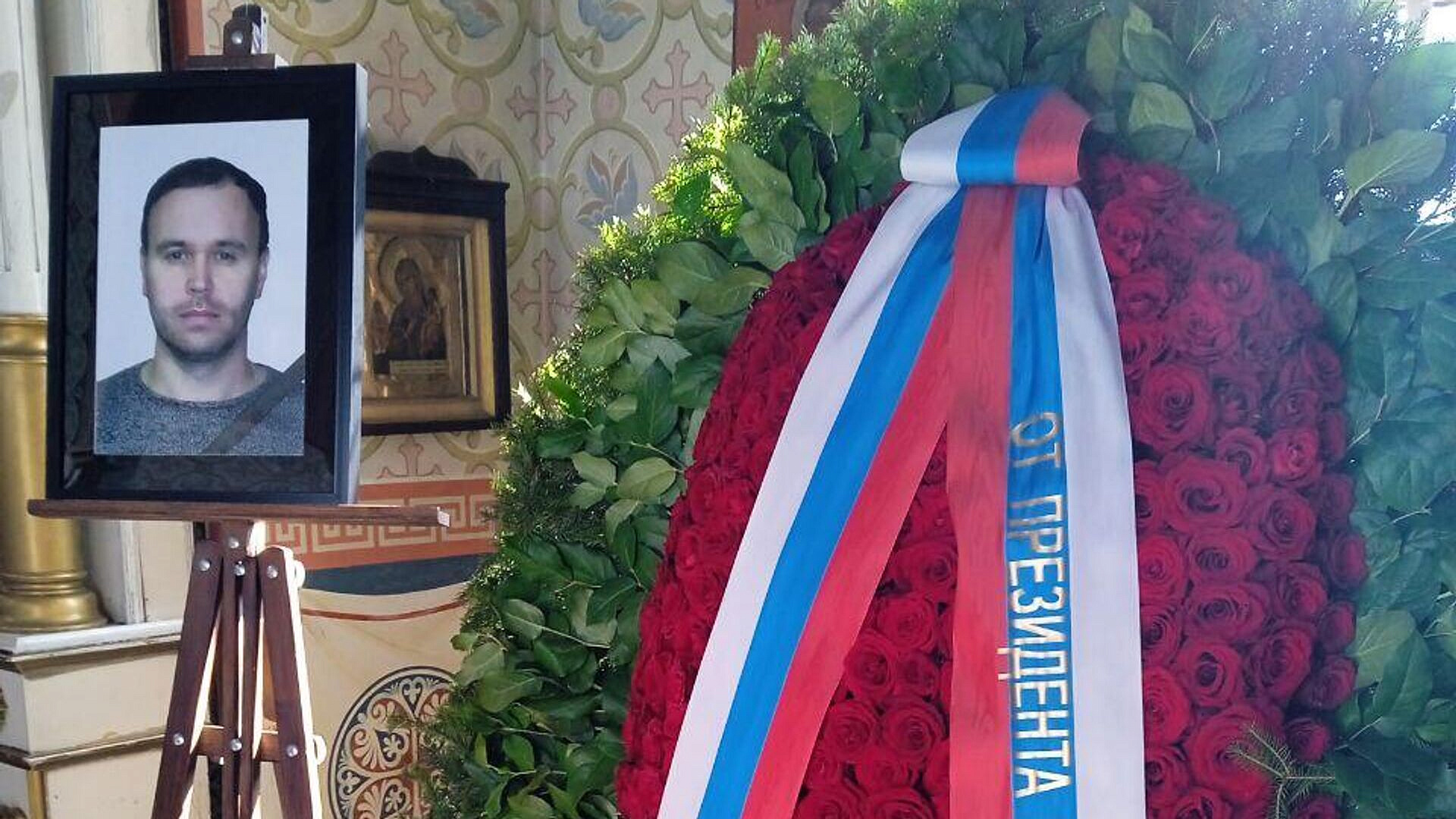 На прощание с погибшим оператором "Звезды" Пановым прислали венок от Путина