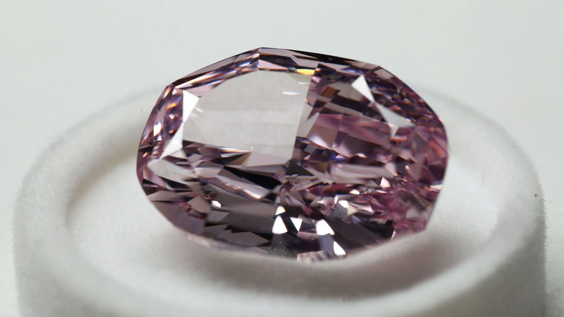 "Алроса" назвала самые редкие бриллианты в мире