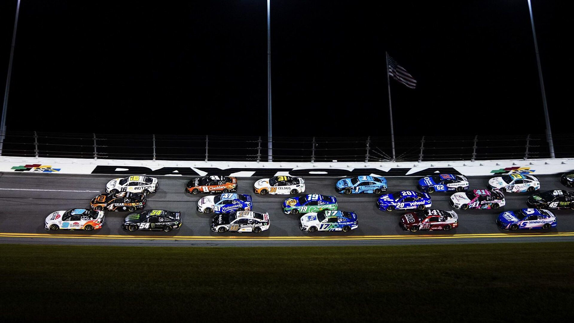 На гонке NASCAR в США произошла масштабная авария