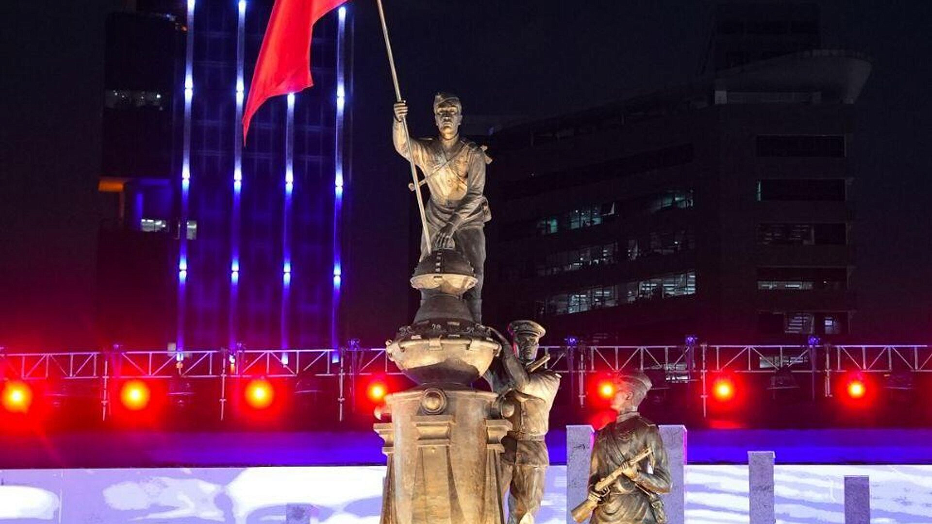 В Каракасе подняли копию Знамени Победы