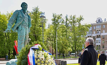 Президент Кубы возложил венок к памятнику Фиделю Кастро в Москве