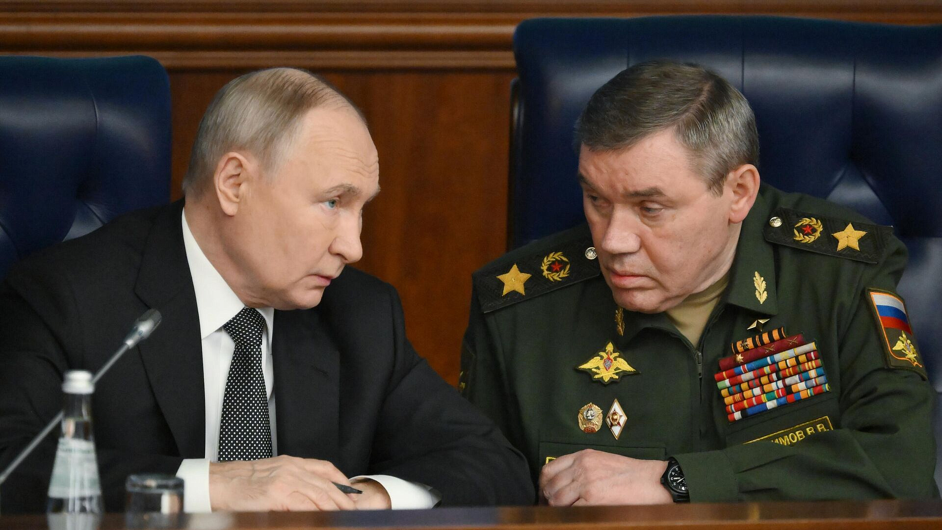 Путин поговорил с Герасимовым в закрытом режиме после его доклада