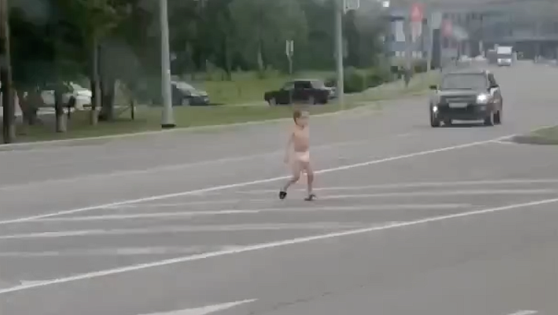 В Тюмени завели дело на родителей ребенка, бегавшего по дороге в подгузнике
