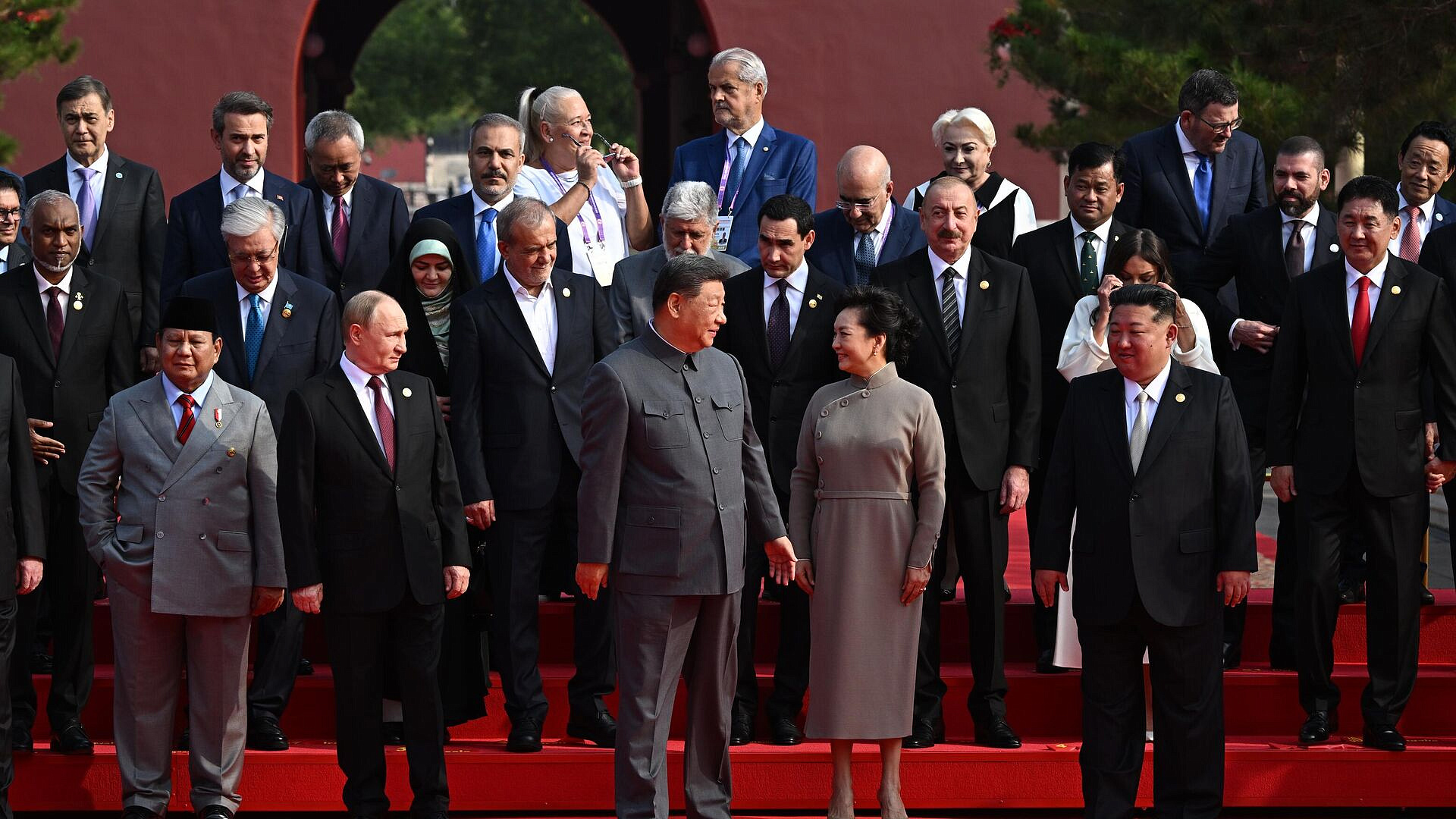 Мир вновь стоит перед выбором между миром и войной, заявил Си Цзиньпин