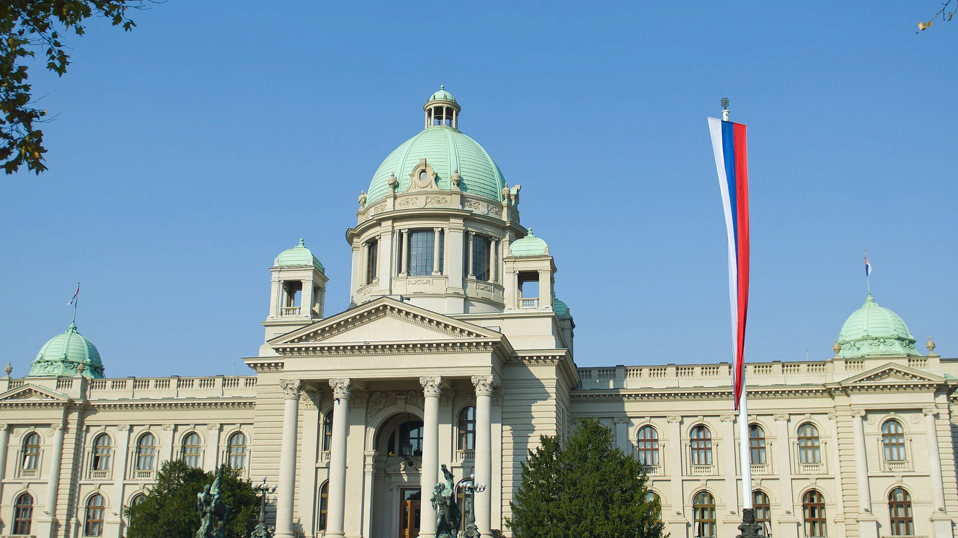 Сербский парламент перенес голосование о вотуме доверия правительству