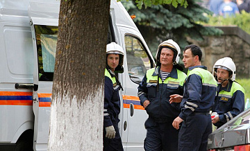 Мужчина, стоявший на окне дома на юго-востоке Москвы, спустился на балкон