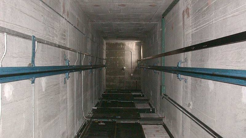 Пассажирский лифт, сорвавшийся в доме в Махачкале, был перегружен