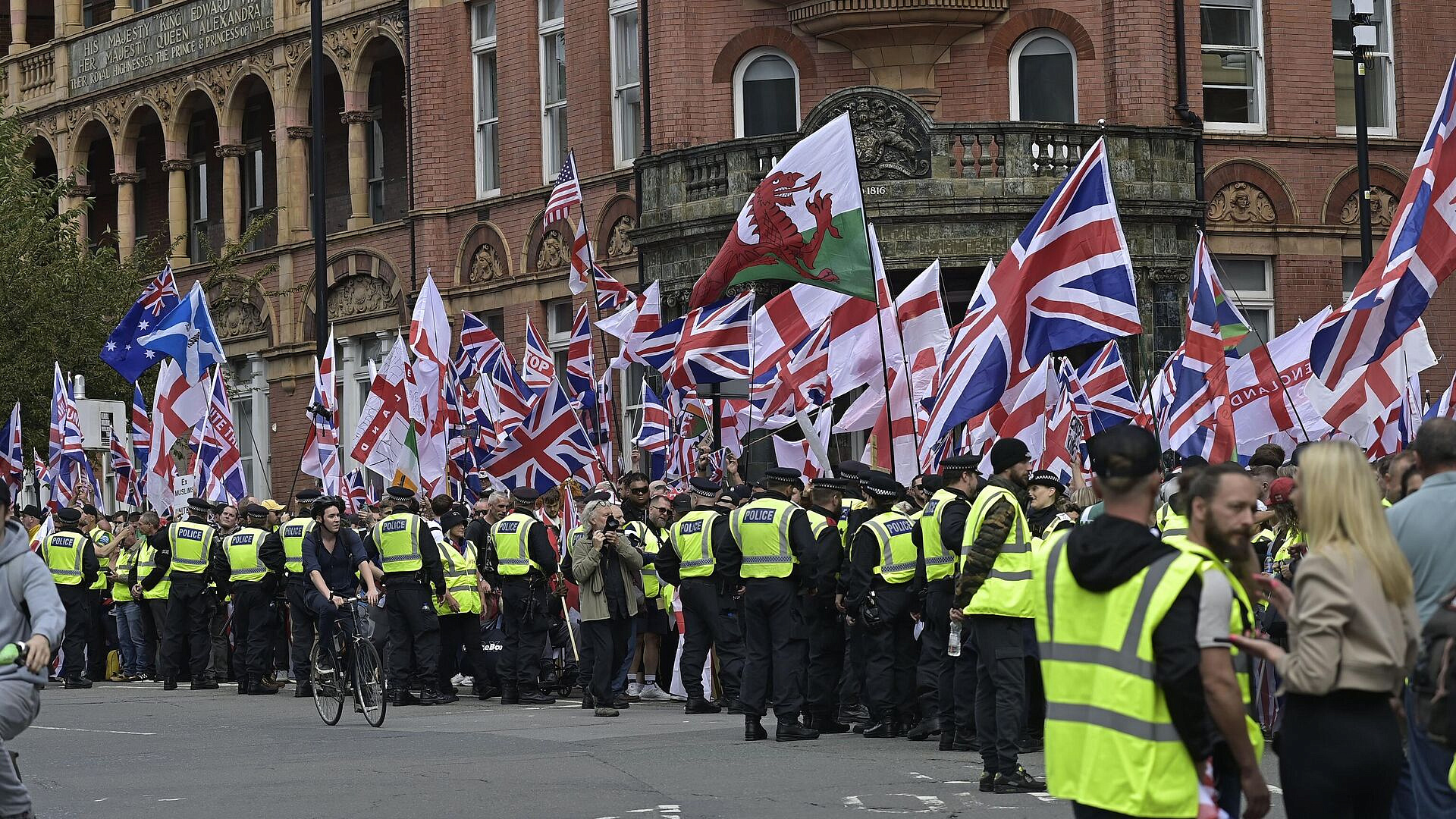 Спровоцировавший протесты в Британии насильник получил год тюрьмы