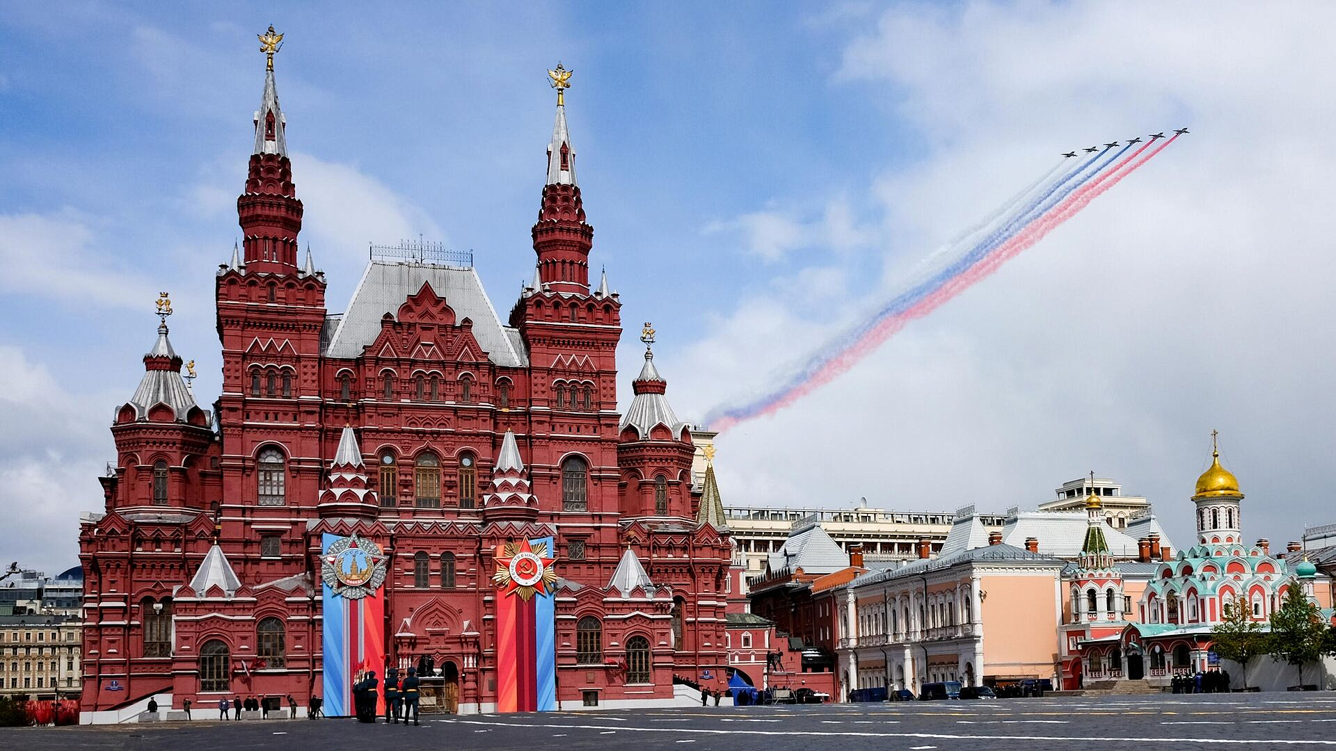 Ушаков: на параде в Москве ожидают представителей оборонных ведомств