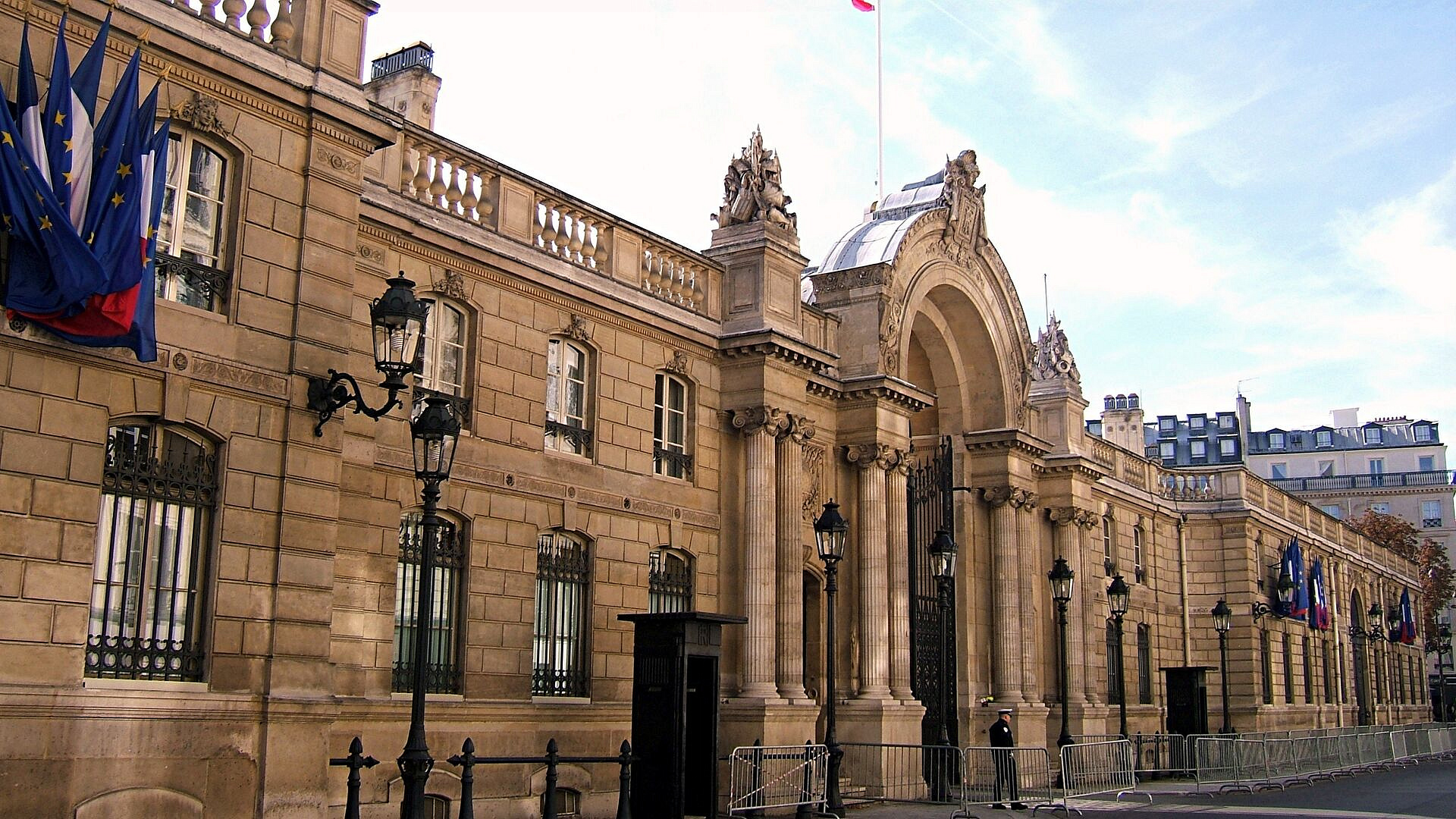 В Елисейском дворце следователям не разрешили провести обыски