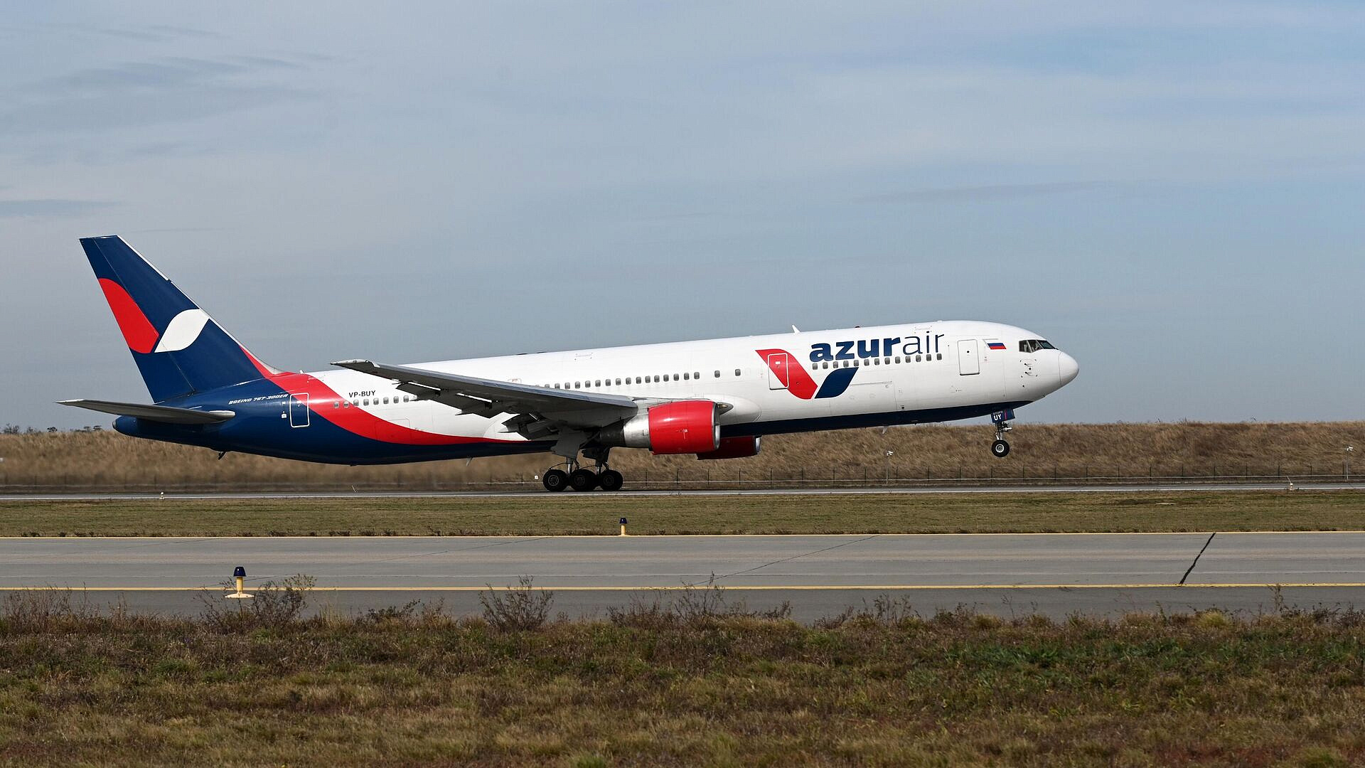 Azur Air вывела из расписания несколько самолетов по итогам проверки