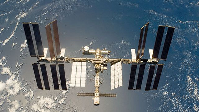 Трое космонавтов после завершения миссии на МКС перешли в "Союз МС-28"