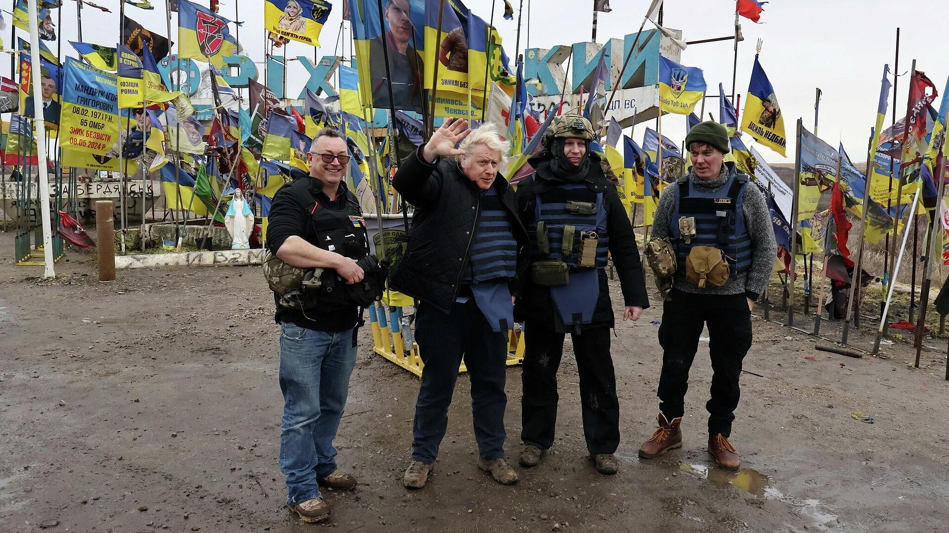 Бориса Джонсона высмеяли после нелепого появления в зоне спецоперации