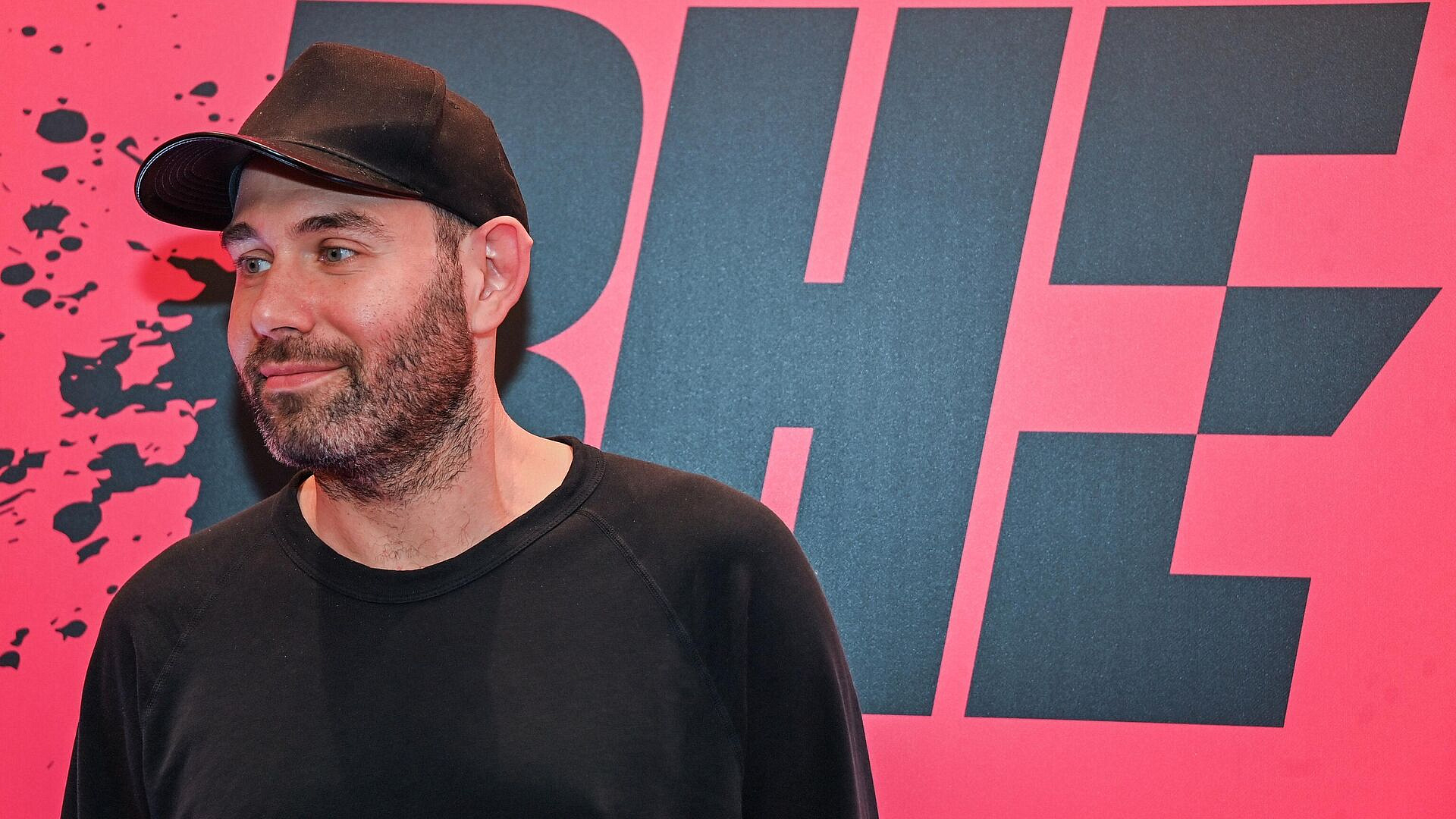 Покинувший страну комик-иноагент продолжил зарабатывать в России, пишут СМИ