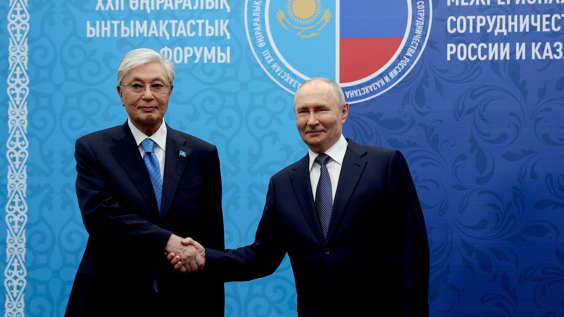 Токаев заявил о росте автомобильных перевозок между Казахстаном и Россией