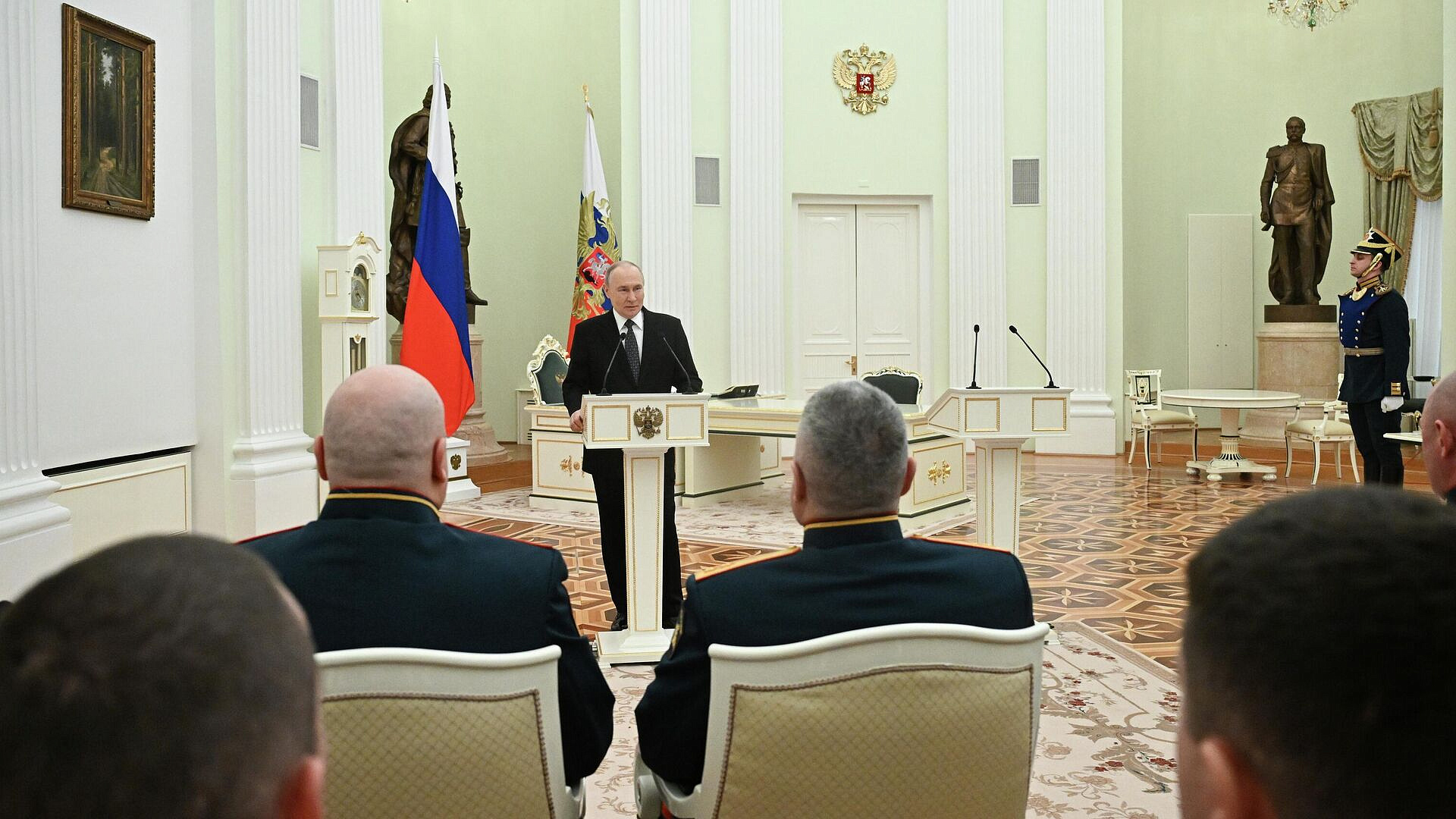 Путин вручил медаль командиру, доложившему об освобождении Гуляйполя