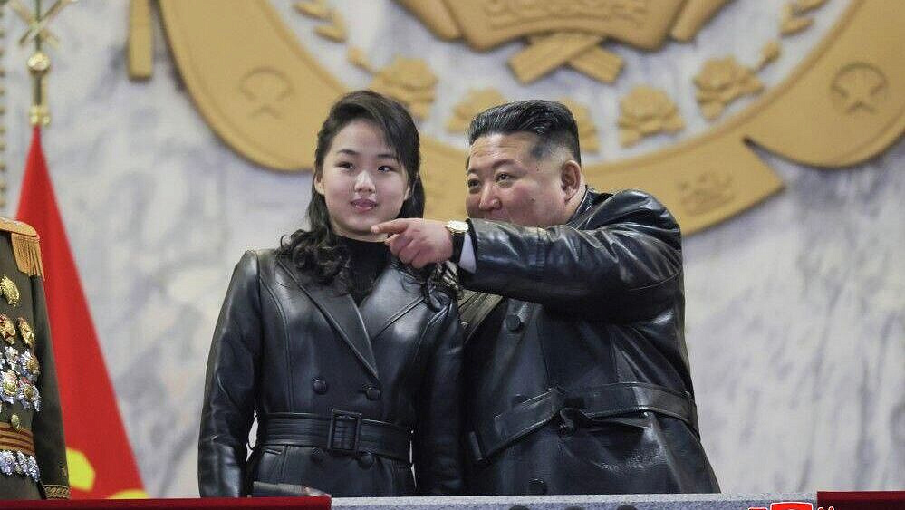Ким Чен Ын с дочерью прокатился на новейшем танке