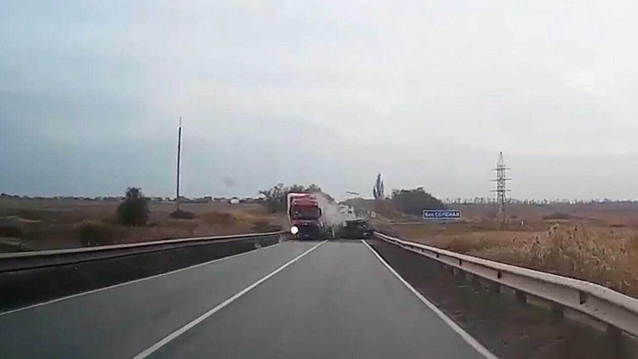 В Ростовской области два человека погибли в ДТП с грузовиком и легковушкой