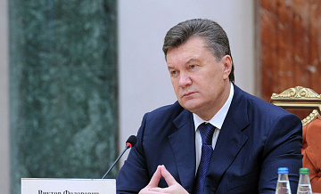 Янукович в 2014 году мог арестовать зачинщиков "майдана", считает Азаров