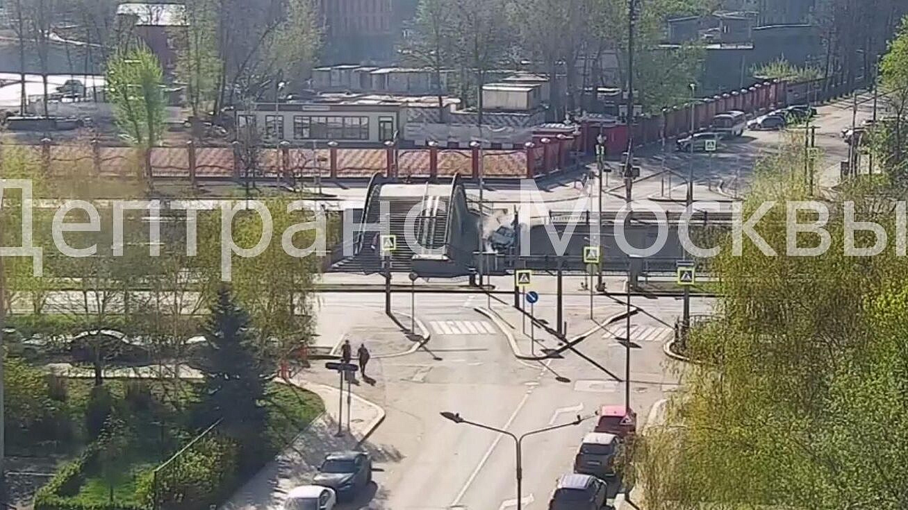 Водитель упавшего в Яузу автомобиля самостоятельно выбрался из машины