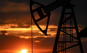 США запугивают другие страны в торговле нефтью с Россией, заявил эксперт