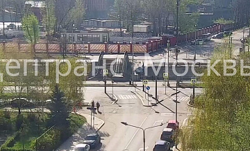 Водитель упавшего в Яузу автомобиля самостоятельно выбрался из машины