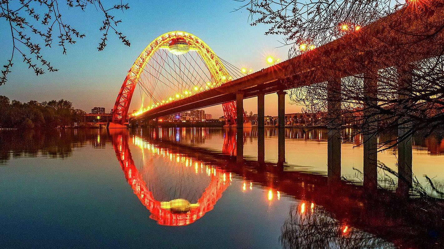 В Москве промыли Живописный мост в рамках весенней уборки