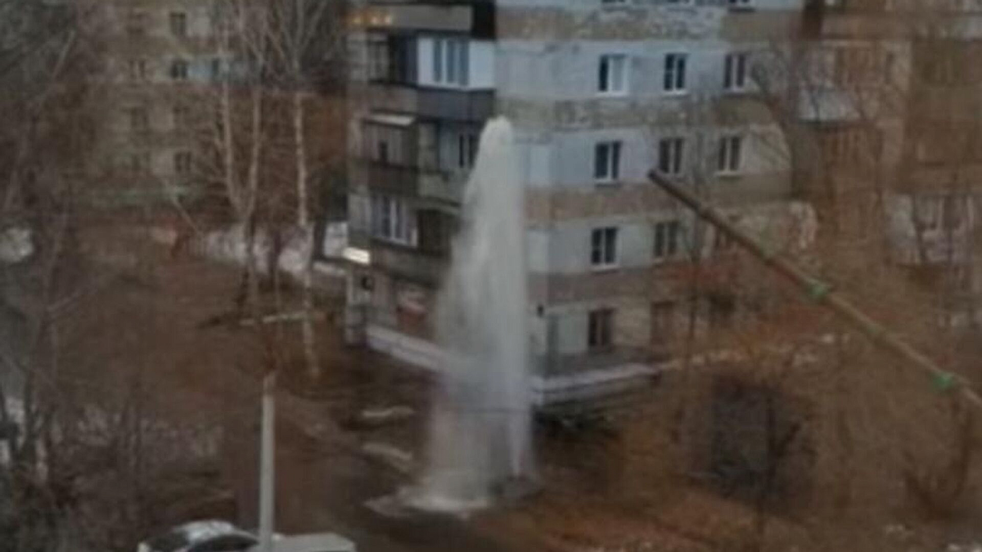 В Челябинске из-под земли забил фонтан высотой в несколько этажей