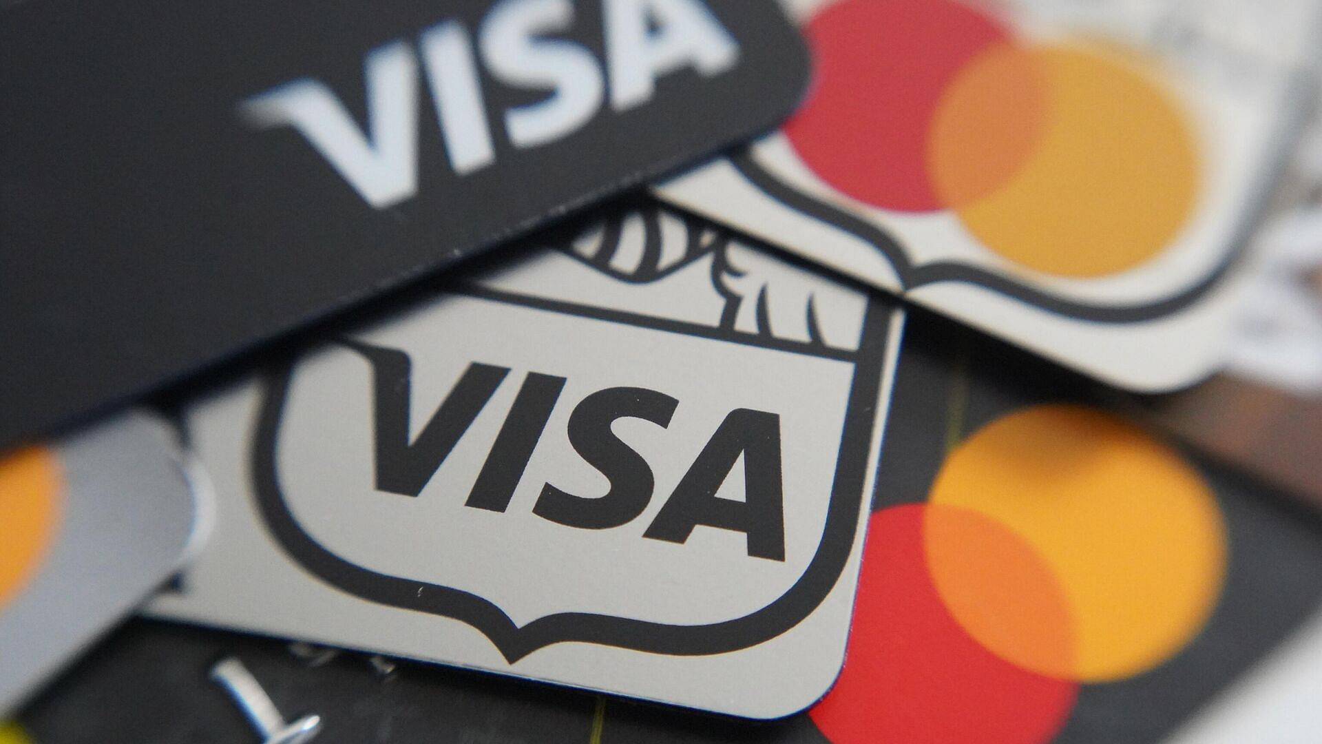 Карты Mastercard и Visa должны уходить с российского рынка, заявили в ЦБ