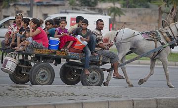 Детям в турецком Герменджике привезли три самосвала со снегом